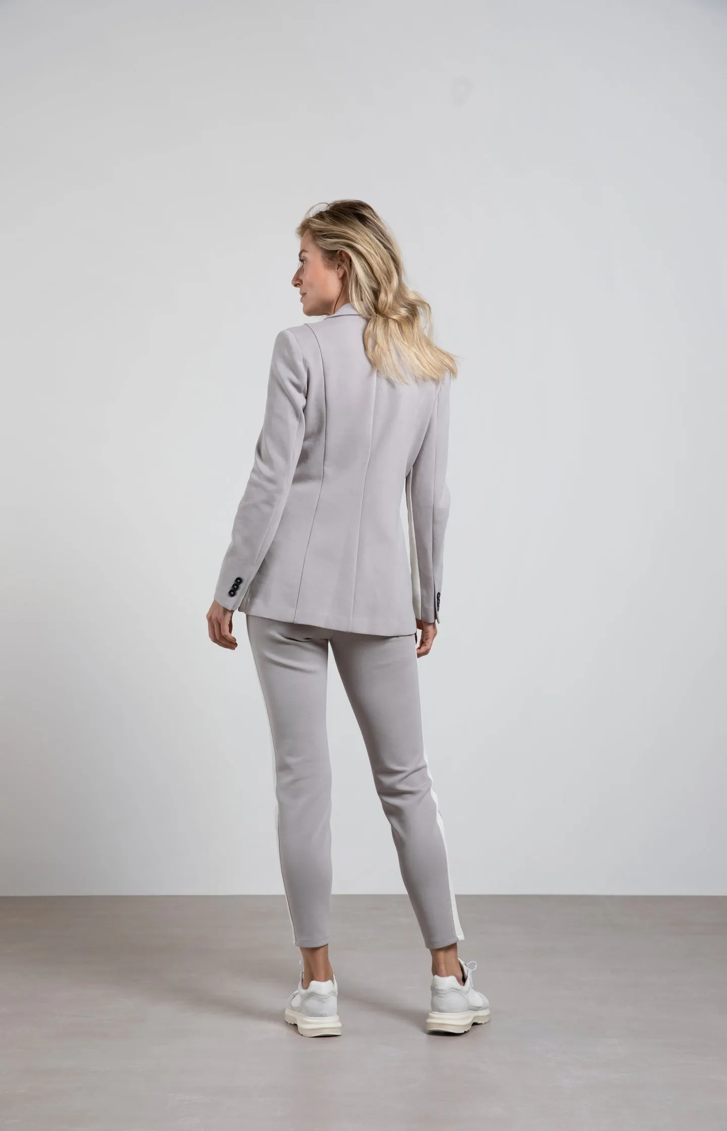 Scuba blazer with long sleeves, a button and a stripe