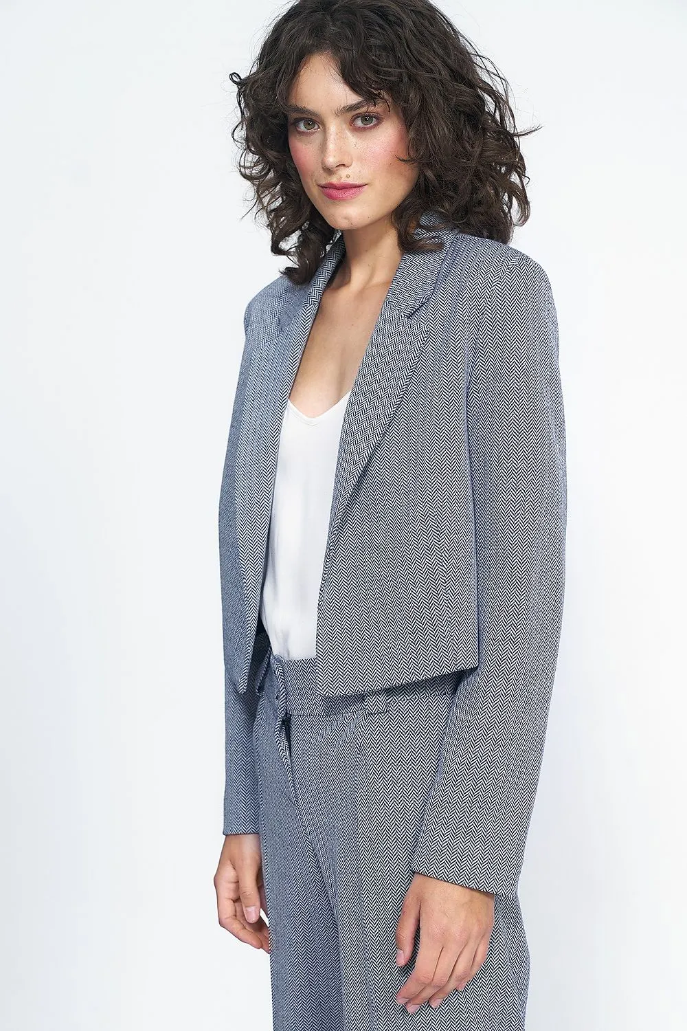 Tailored Fitted Jacket with Versatile Cut