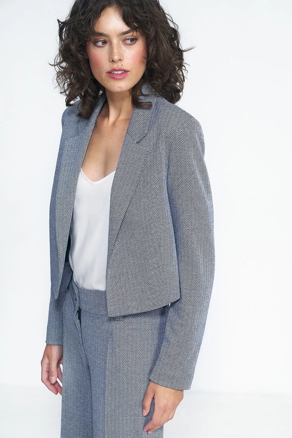 Tailored Fitted Jacket with Versatile Cut