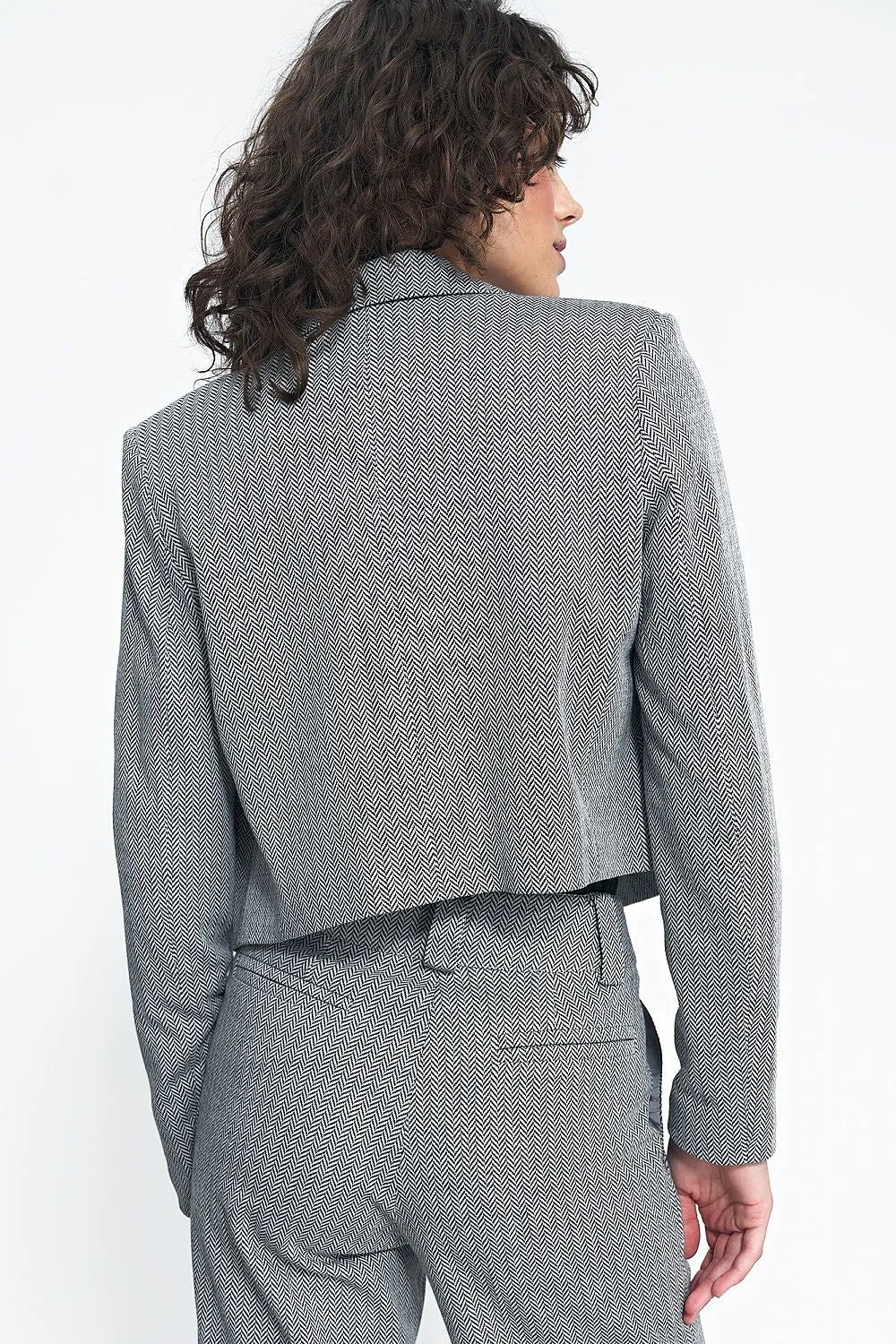 Tailored Fitted Jacket with Versatile Cut