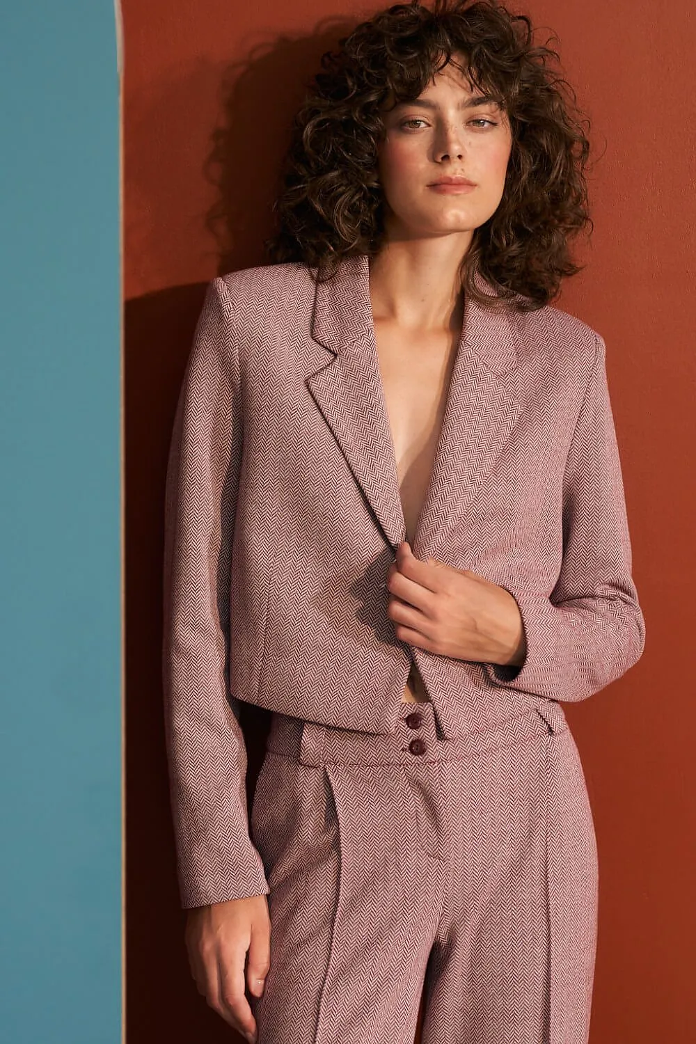 Tailored Fitted Jacket with Versatile Cut