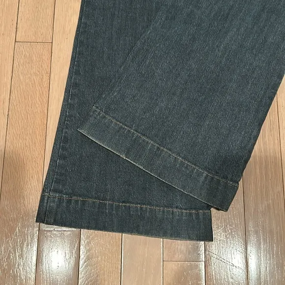 Theory Women’s Mid-High Waisted Dark Wash Jeans w/ No back pockets Size 8
