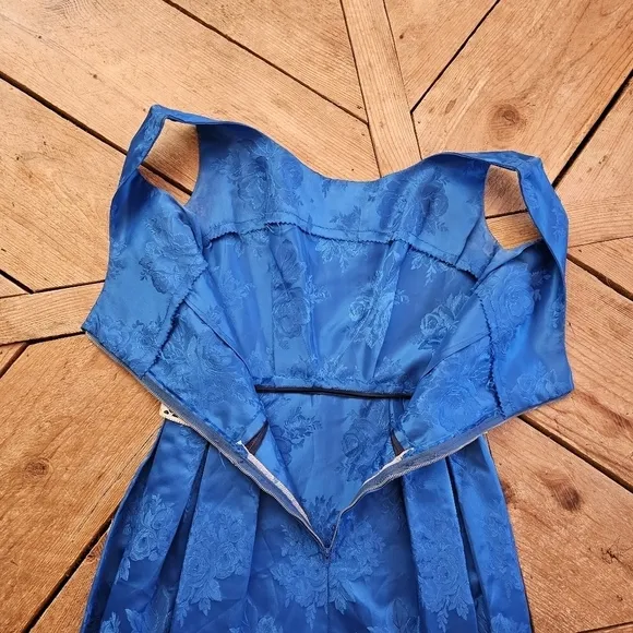 Vintage blue satin floral print dress. Dress has an Asian feel to it. Smoke free