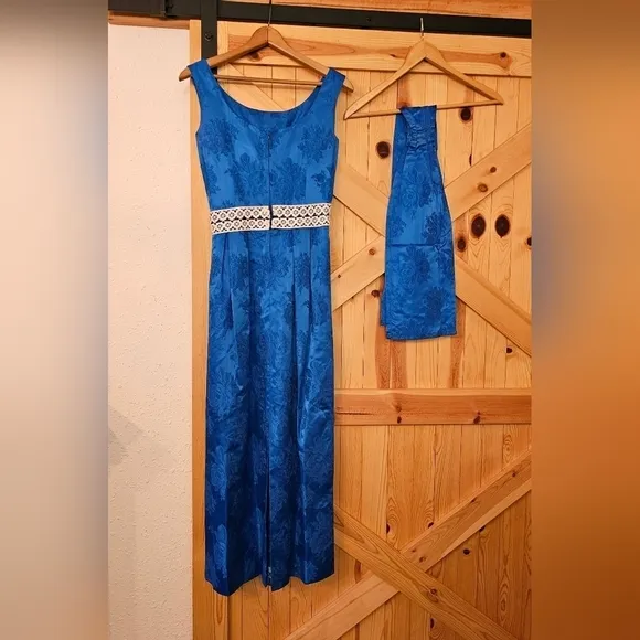 Vintage blue satin floral print dress. Dress has an Asian feel to it. Smoke free
