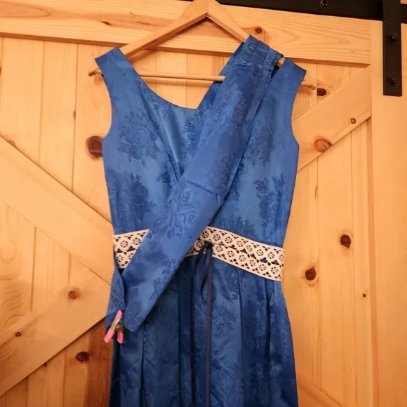 Vintage blue satin floral print dress. Dress has an Asian feel to it. Smoke free