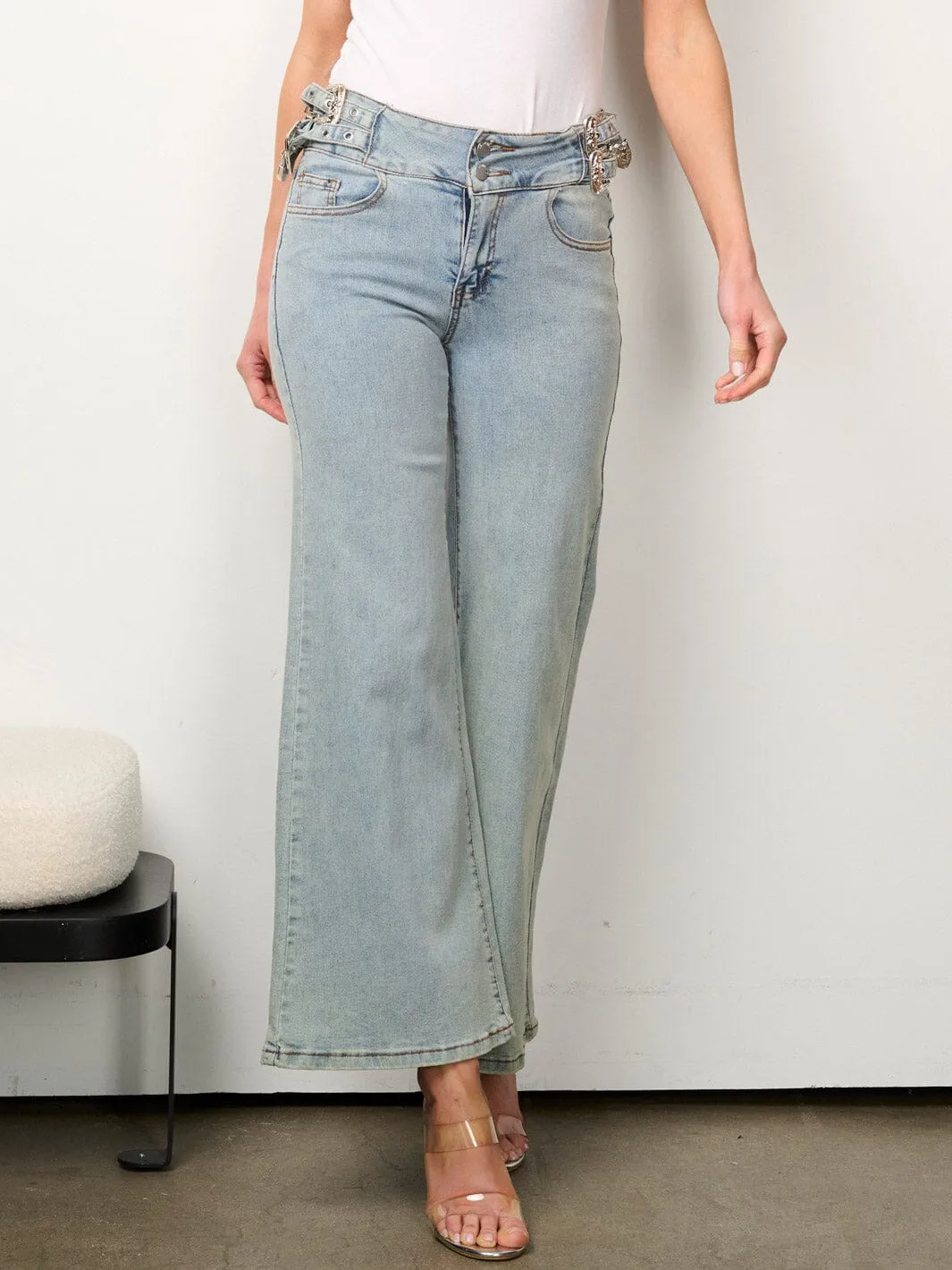 WOMEN'S BUTTON CLOSURE SIDE BELT DETAILED DENIM PANTS