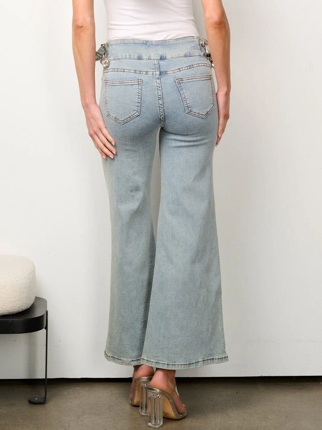 WOMEN'S BUTTON CLOSURE SIDE BELT DETAILED DENIM PANTS