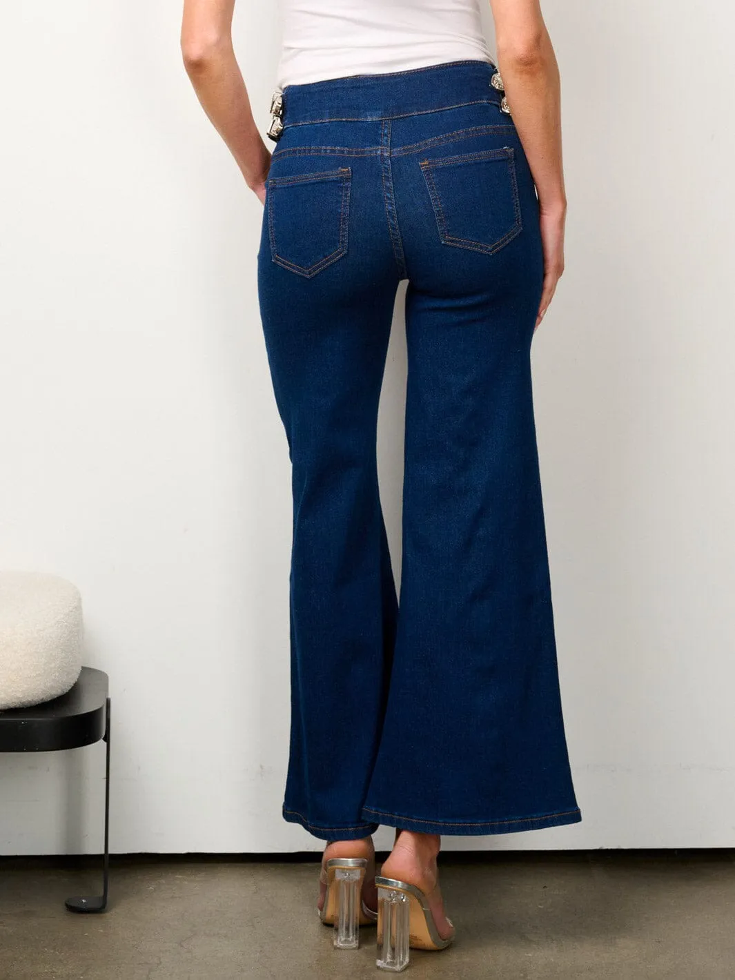 WOMEN'S BUTTON CLOSURE SIDE BELT DETAILED DENIM PANTS