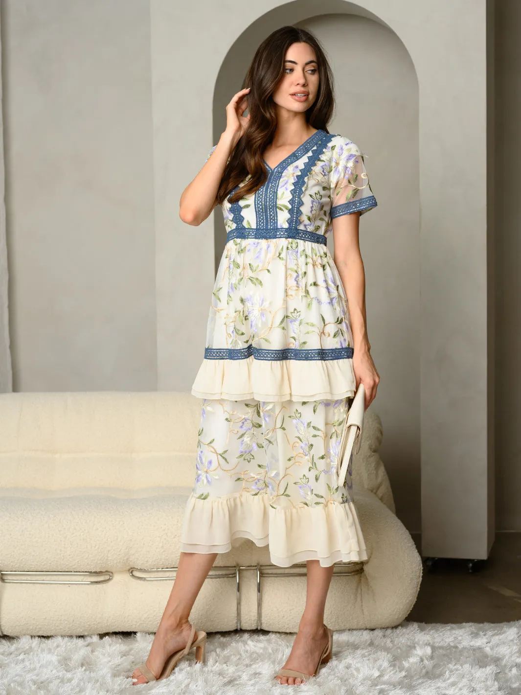 WOMEN'S EMBROIDERED LACE WITH CONTRASTING LACE DETAIL MIDI DRESS